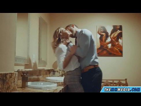 ❤️ Nuair a mheallann blonde busty tú i seomra scíthe poiblí ❤️  Porn álainn  ag ga.hentaisun.ru ﹏